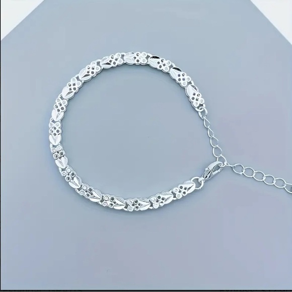 Silver Plated Bracelet Simple Alloy Design for Everyday NWT - Picture 4 of 7